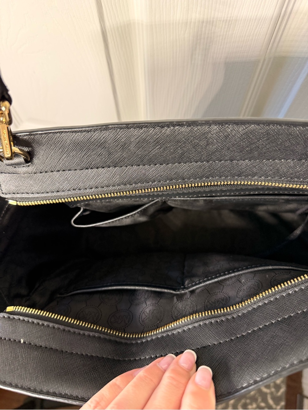 Michael Kors Black Selma Handbag with Gold Hardware with original dust bag - Picture 11 of 15